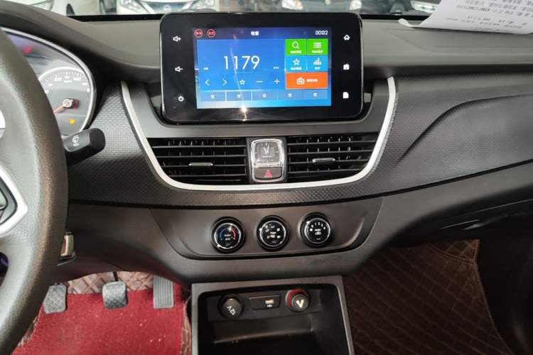 Used Baojun 730 2021 1.5L Manual Fashion Version 7 Seats Audio And AC Panel