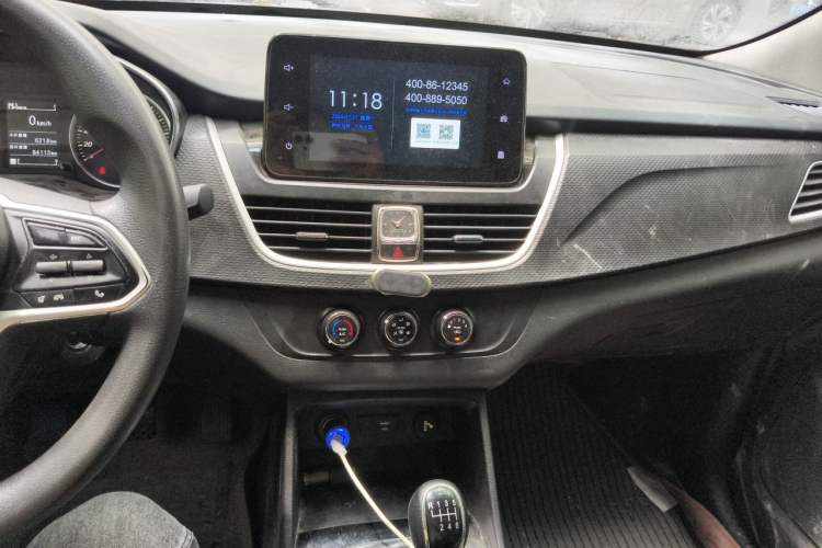 Used Baojun 730 2021 1.5L Manual Fashion Version 7 Seats Audio And AC Panel