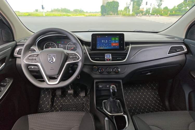 Used Baojun 730 2021 1.5L Manual Fashion Version 7 Seats Center Console