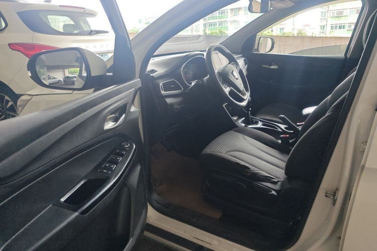 Used Baojun 730 2021 1.5L Manual Fashion Version 7 Seats Driver Seat