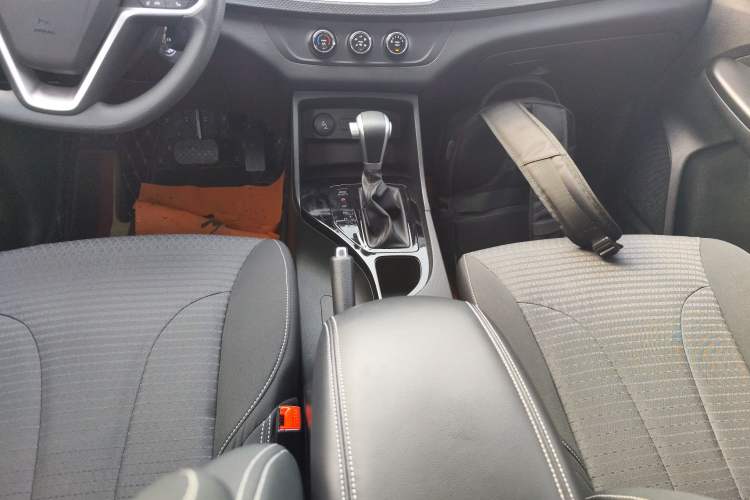 Used Baojun 730 2021 1.5T CVT Fashion Version 7 Seats Gear Lever