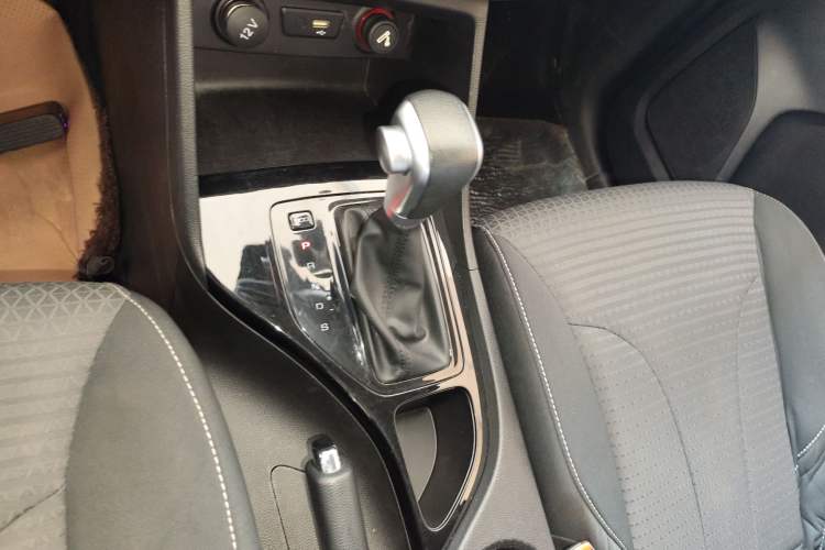 Used Baojun 730 2021 1.5T CVT Fashion Version 7 Seats Gear Lever