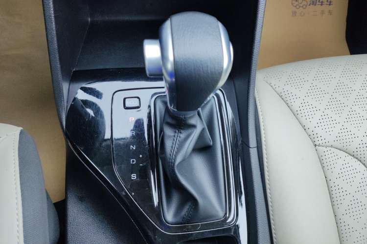 Used Baojun 730 2021 1.5T CVT Fashion Version 7 Seats Gear Lever