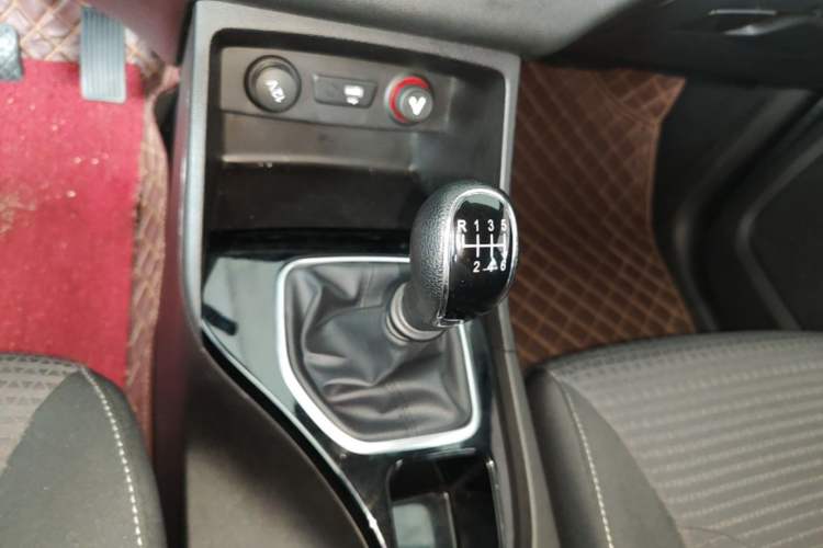 Used Baojun 730 2021 1.5L Manual Fashion Version 7 Seats Gear Lever