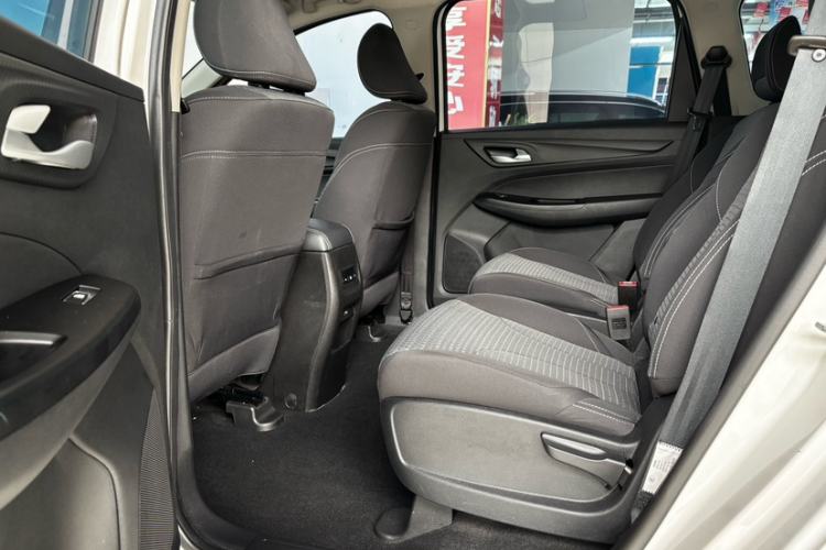 Used Baojun 730 2021 1.5L Manual Fashion Version 7 Seats Interior 2