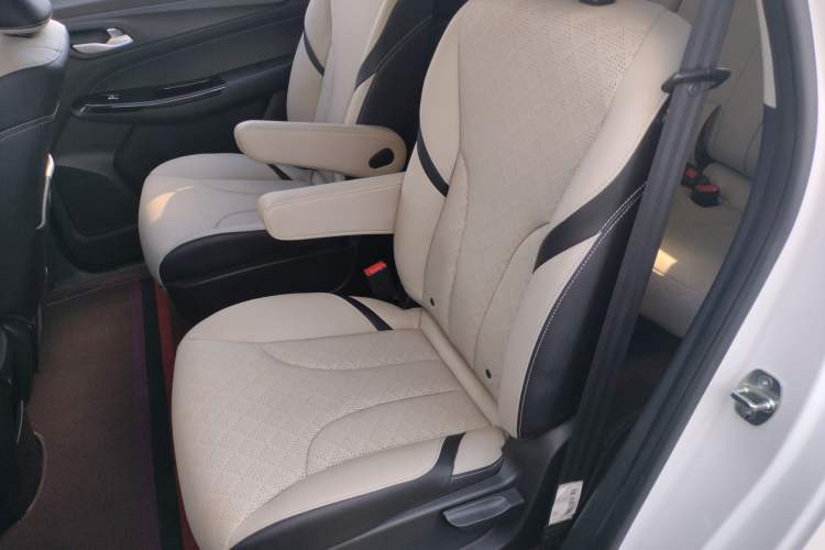 Used Baojun 730 2021 1.5T CVT Fashion Version 7 Seats Interior 4