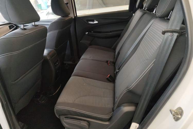 Used Baojun 730 2021 1.5T CVT Fashion Version 7 Seats Interior 4