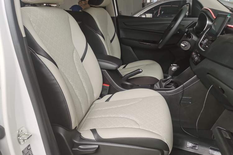 Used Baojun 730 2021 1.5T CVT Fashion Version 7 Seats Interior 4