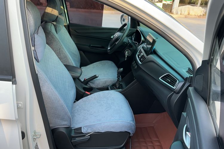 Used Baojun 730 2021 1.5L Manual Fashion Version 7 Seats Interior 8