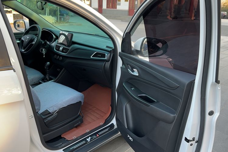 Used Baojun 730 2021 1.5L Manual Fashion Version 7 Seats Interior 9