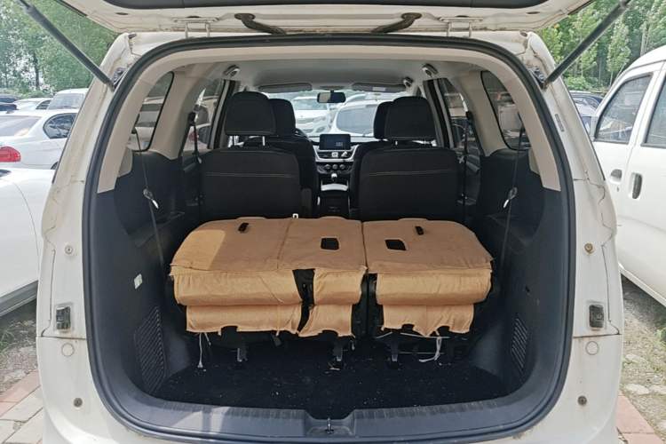 Used Baojun 730 2021 1.5L Manual Fashion Version 7 Seats Trunk