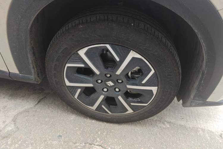 Used Baojun E6 2026 Model 500km Enjoyment Edition Right Front Wheel Hub