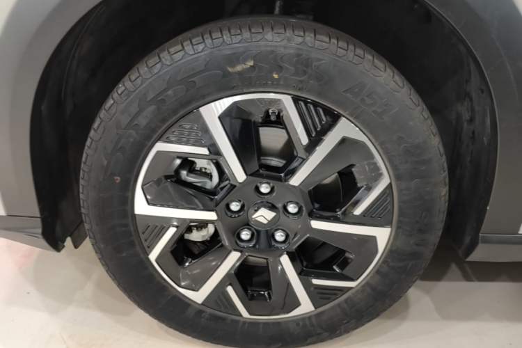 Used Baojun E6 2026 Model 500km Enjoyment Edition Left Front Wheel Hub
