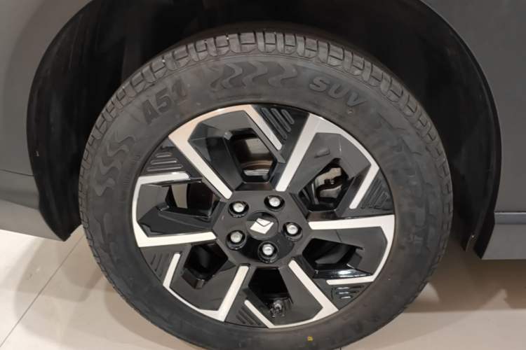 Used Baojun E6 2026 Model 500km Enjoyment Edition Right Rear Wheel Hub