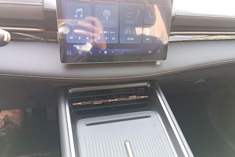 Used Baojun E6 2026 Model 500km Enjoyment Edition Audio And AC Panel