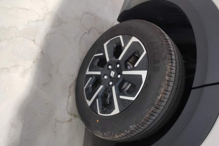 Used Baojun E6 2026 Model 500km Enjoyment Edition Right Rear Wheel Hub