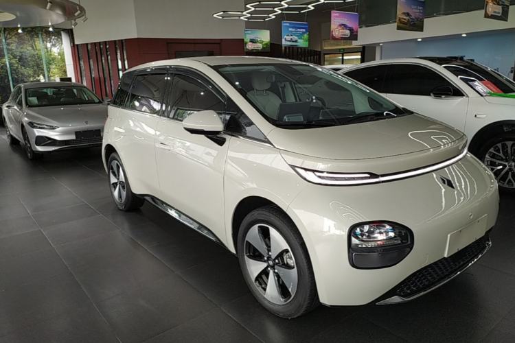 Used Baojun Cloud 2023 460 Pro Front Right 45 Deg