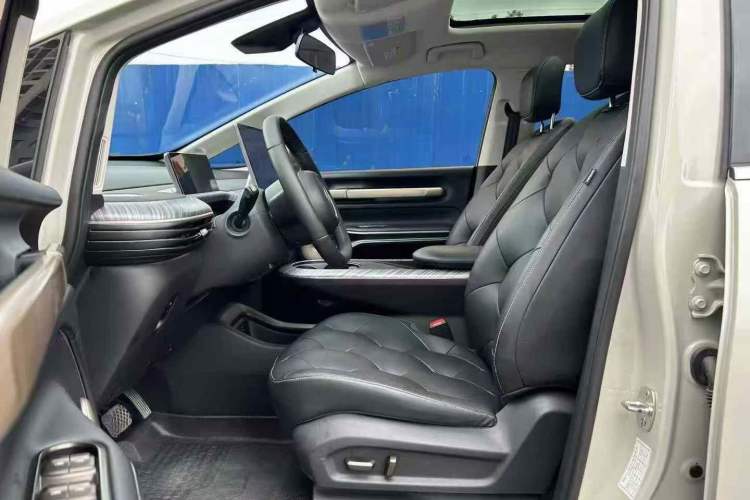 Used Baojun Cloud 2023 460 Max Interior 2