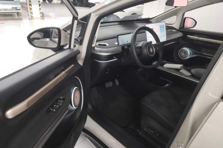 Used Baojun Cloud 2023 460 Max Interior 3
