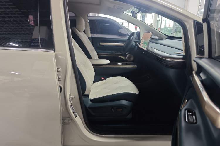Used Baojun Cloud 2023 460 Max Right Front Seat