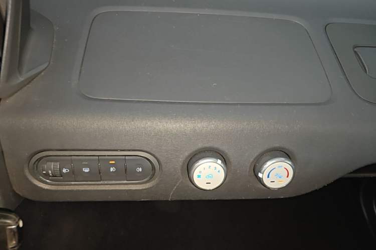 Used Baojun E100 2018 Intelligent Drive Edition Audio And AC Panel