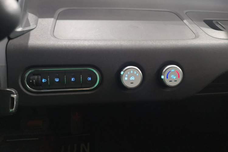 Used Baojun E100 2018 Intelligent Drive Edition Audio And AC Panel
