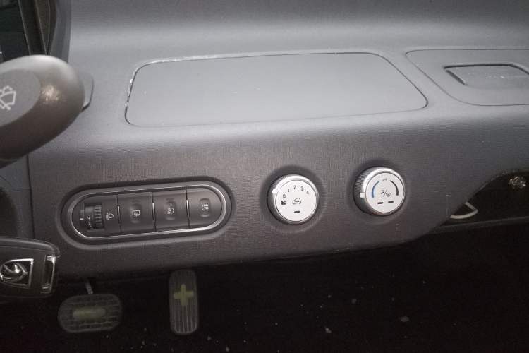 Used Baojun E100 2018 Intelligent Drive Edition Audio And AC Panel