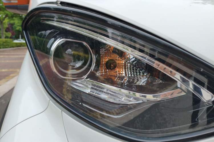 Used Baojun E100 2018 Intelligent Drive Edition Right Front Headlight