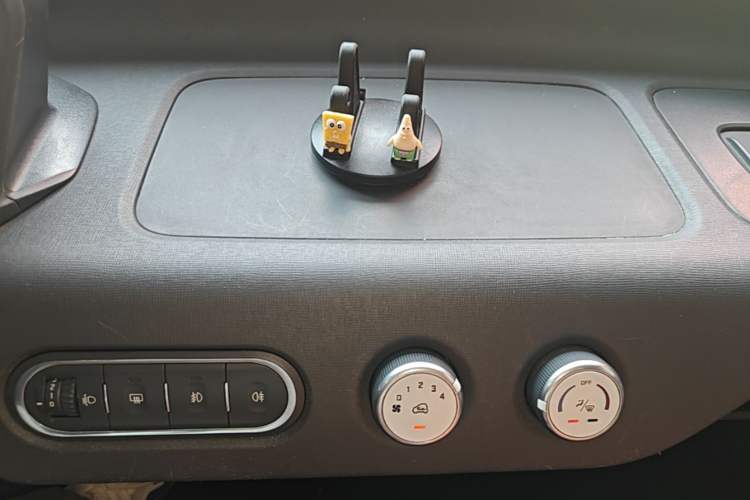 Used Baojun E100 2019 250KM Smart Drive Edition Audio And AC Panel