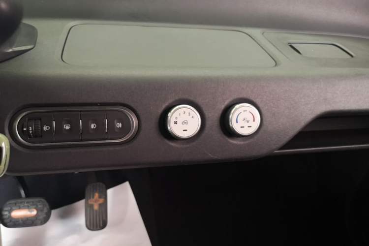 Used Baojun E100 2019 250KM Smart Drive Edition Audio And AC Panel