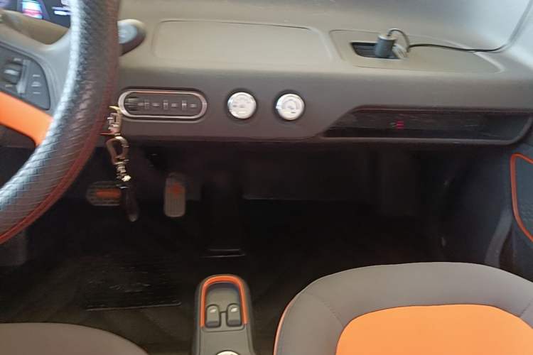 Used Baojun E100 2019 250KM Smart Drive Edition Audio And AC Panel