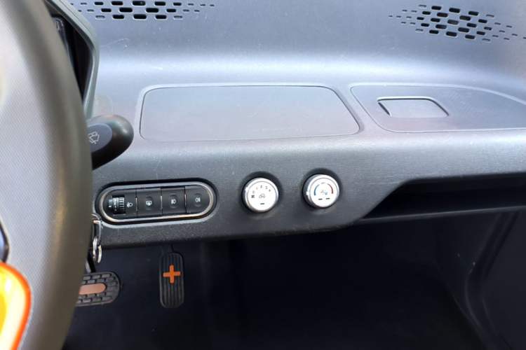 Used Baojun E100 2019 250KM Smart Drive Edition Audio And AC Panel