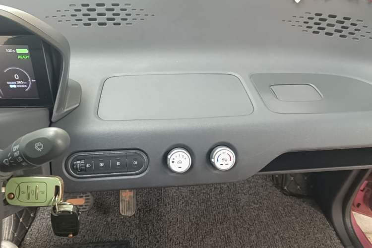 Used Baojun E100 2019 250KM Smart Drive Edition Audio And AC Panel