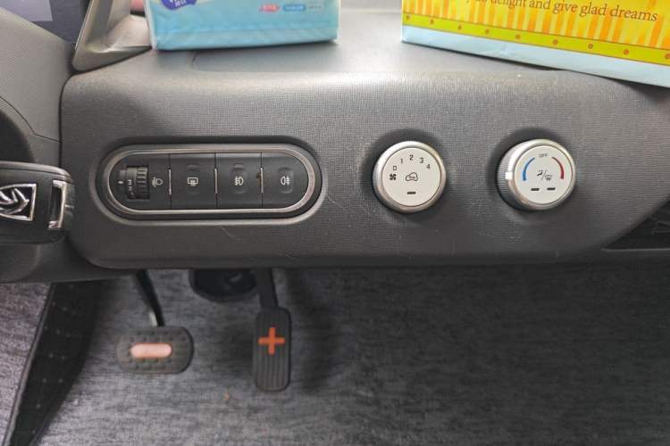 Used Baojun E100 2019 250KM Smart Drive Edition Audio And AC Panel