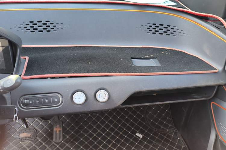 Used Baojun E100 2019 250KM Smart Drive Edition Audio And AC Panel