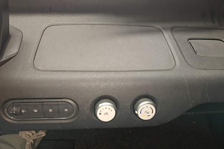 Used Baojun E100 2019 250KM Smart Drive Edition Audio And AC Panel