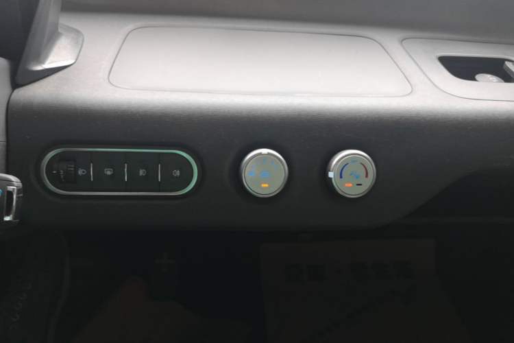 Used Baojun E100 2019 250KM Smart Drive Edition Audio And AC Panel