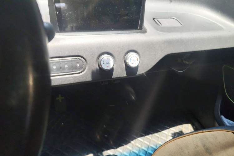 Used Baojun E100 2019 250KM Smart Drive Edition Audio And AC Panel