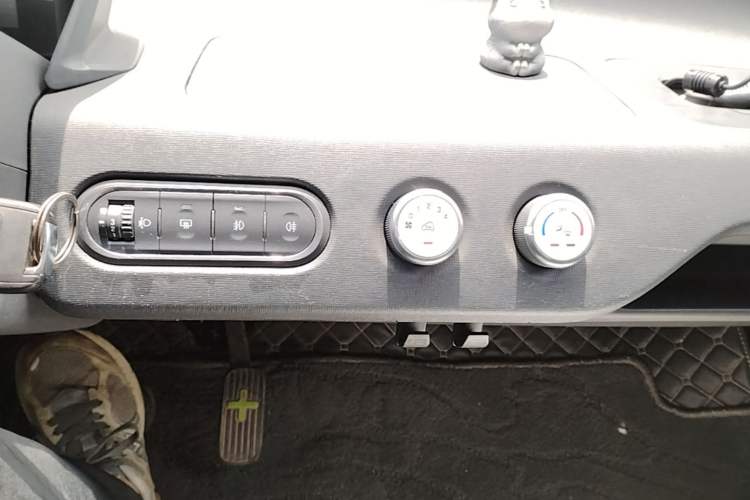 Used Baojun E100 2019 250KM Smart Drive Edition Audio And AC Panel