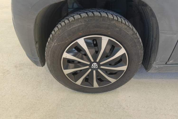 Used Baojun E100 2019 250KM Smart Drive Edition Left Front Wheel Hub
