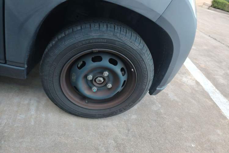 Used Baojun E100 2019 250KM Smart Drive Edition Right Front Wheel Hub