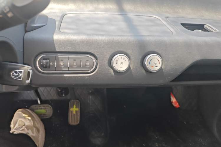 Used Baojun E100 2019 250KM Smart Drive Edition Audio And AC Panel