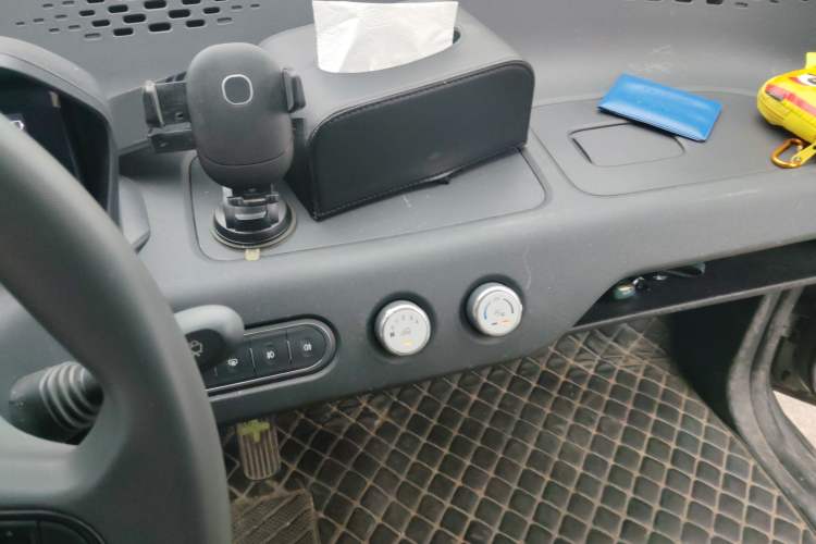 Used Baojun E100 2019 250KM Smart Drive Edition Audio And AC Panel
