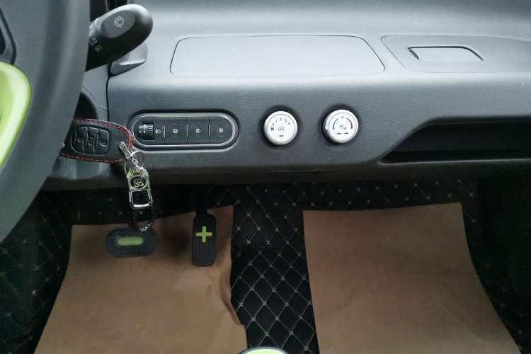 Used Baojun E100 2019 250KM Smart Drive Edition Audio And AC Panel