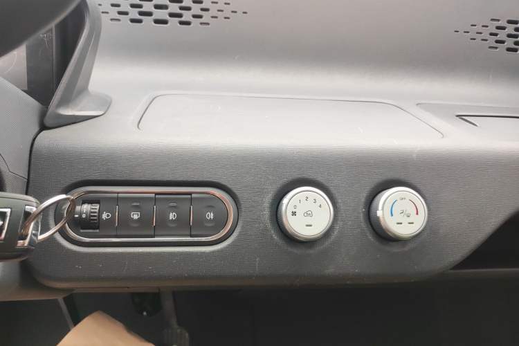 Used Baojun E100 2019 250KM Smart Drive Edition Audio And AC Panel