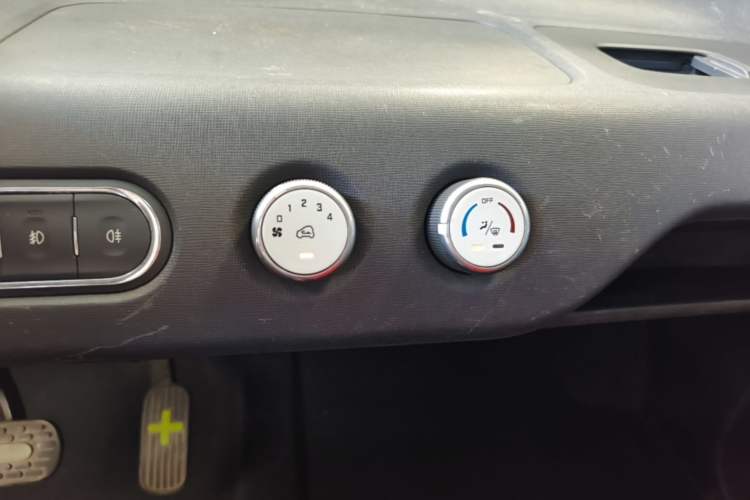 Used Baojun E100 2019 250KM Smart Drive Edition Audio And AC Panel