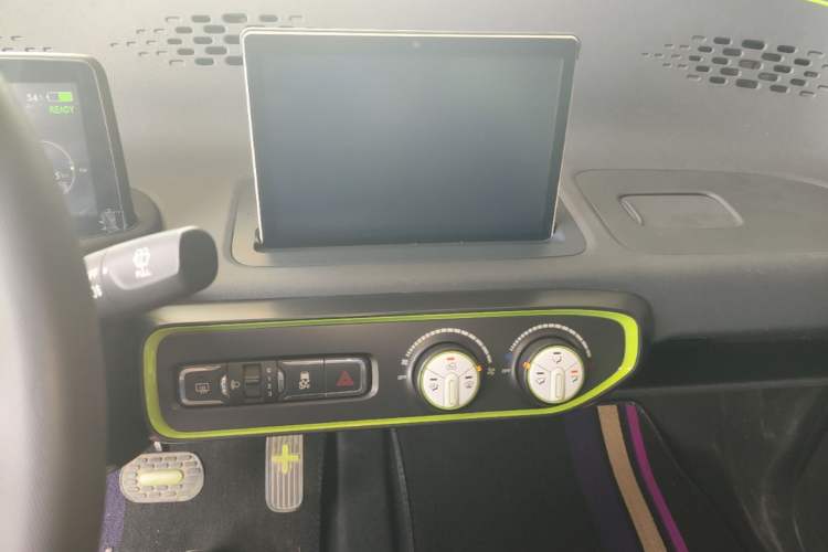 Used Baojun E100 2019 250KM Smart Enjoyment Version Audio And AC Panel