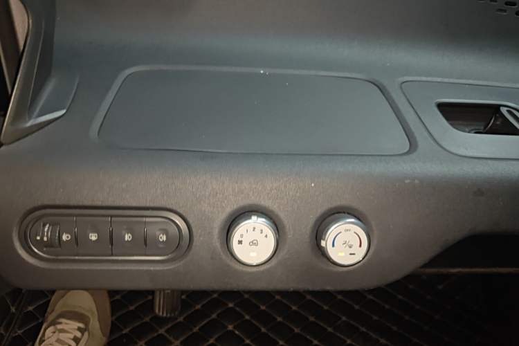Used Baojun E100 2019 250KM Smart Drive Edition Audio And AC Panel