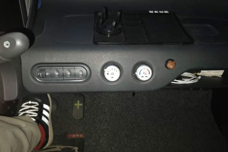 Used Baojun E100 2019 250KM Smart Drive Edition Audio And AC Panel