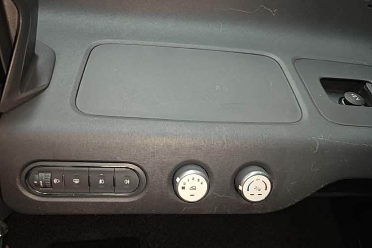 Used Baojun E100 2019 250KM Smart Drive Edition Audio And AC Panel